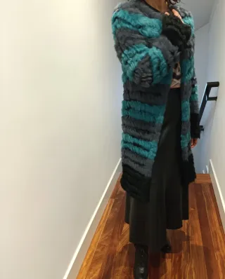 Abrigo de pelo rayas gris y turquesa