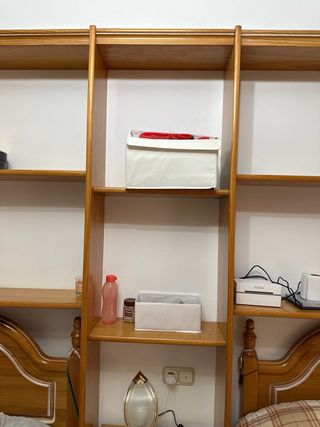 Estantería de pared de madera