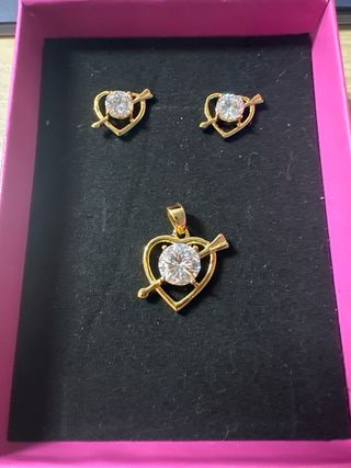 Conjunto Corazón con Flecha Pendientes y Colgante