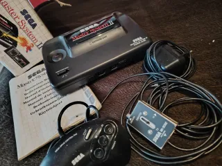 Sega Master System II + Mando y cables + Caja