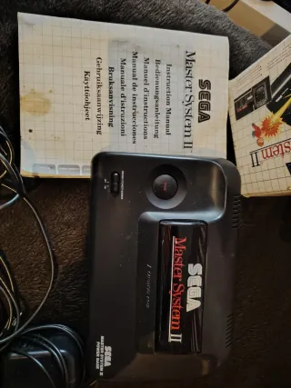 Sega Master System II + Mando y cables + Caja