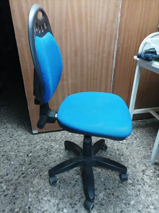 Silla ergonómica azul y negra