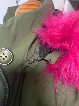 Abrigo acolchado verde con pelo fucsia Talla S.