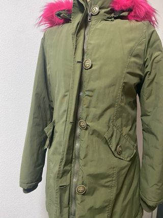 Abrigo acolchado verde con pelo fucsia Talla S.