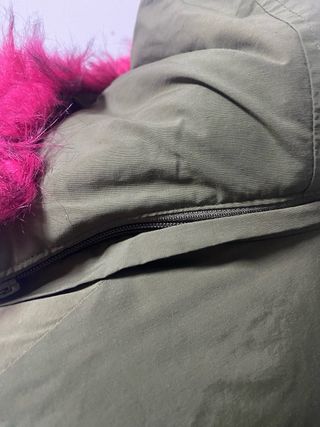 Abrigo acolchado verde con pelo fucsia Talla S.