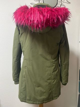 Abrigo acolchado verde con pelo fucsia Talla S.