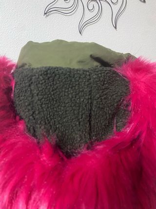 Abrigo acolchado verde con pelo fucsia Talla S.