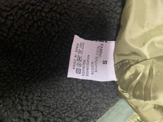 Abrigo acolchado verde con pelo fucsia Talla S.