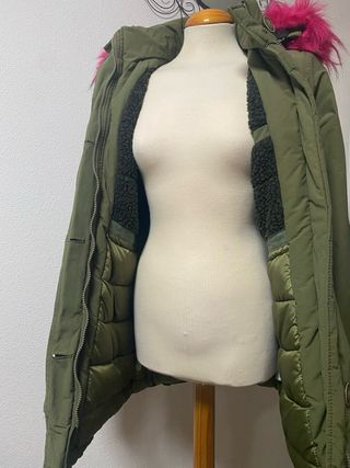 Abrigo acolchado verde con pelo fucsia Talla S.
