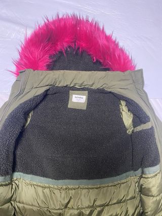 Abrigo acolchado verde con pelo fucsia Talla S.