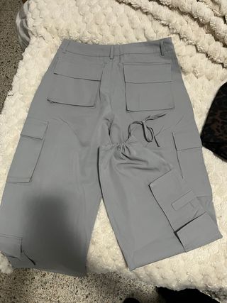 Pantalón cargo gris con bolsillos