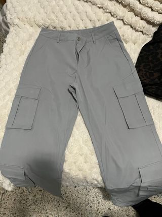 Pantalón cargo gris con bolsillos