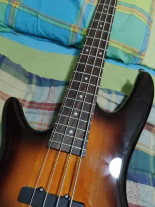 Bajo zurdo Ibanez GSR 180 + pastillas EMG