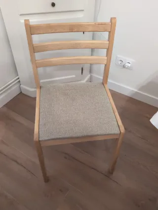 Juego de 4 sillas de madera