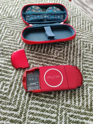 PSP 3000 Sony Roja + Funda y Juegos