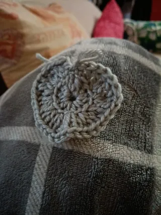 Cuoricino uncinetto grigio