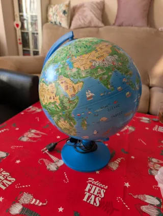 Globo terráqueo educativo azul