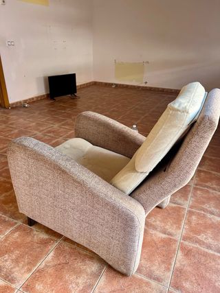 Sillón orejero tela beige y marrón