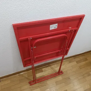 Mesa cuadrada roja metálica