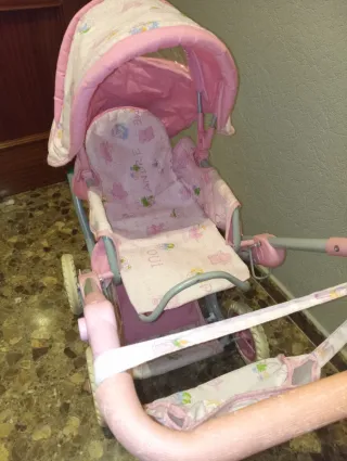 Cochecito de juguete rosa
