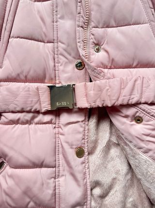 Abrigo rosa largo con capucha y cinturón