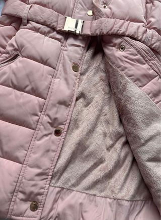 Abrigo rosa largo con capucha y cinturón