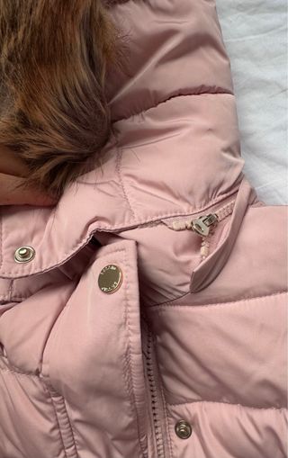 Abrigo rosa largo con capucha y cinturón