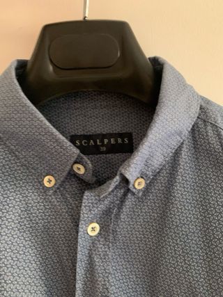 Camisa Scalpers azul con estampado. Talla 39