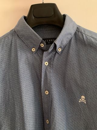 Camisa Scalpers azul con estampado. Talla 39
