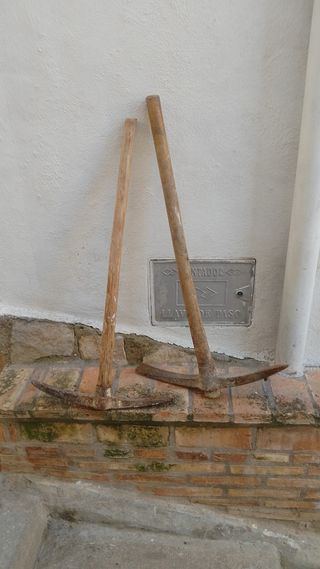 2 Picos de obra con mangos de madera