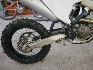 Husqvarna Moto Blanca y Azul