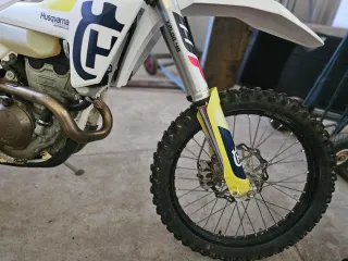 Husqvarna Moto Blanca y Azul
