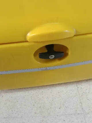 Baúl para moto de reparto amarillo