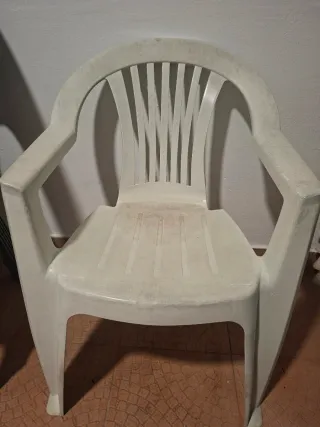 Silla de plástico blanca exterior