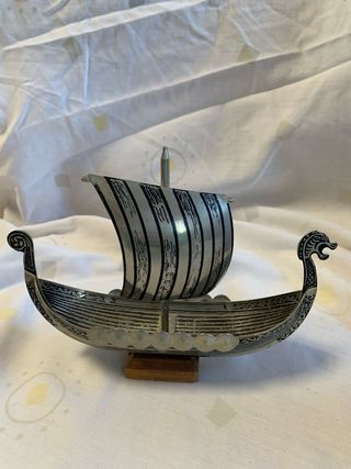 Barco Vikingo y Figura Vikingo