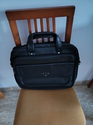 Maletín de piel negro