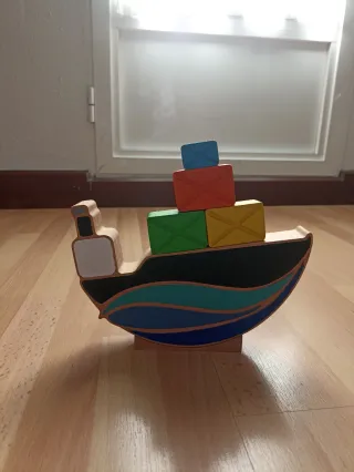 Barco de equilibrio con contenedores