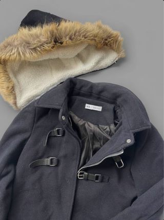 Abrigo azul marino con capucha y pelo