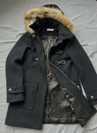 Abrigo azul marino con capucha y pelo