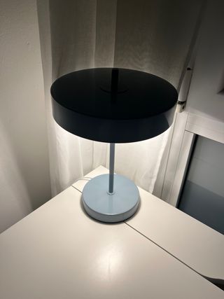 Lámpara de mesa azul y negra