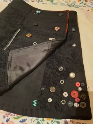 Falda Desigual Negra con Detalles