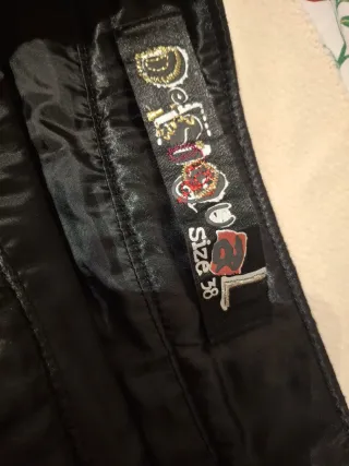 Falda Desigual Negra con Detalles