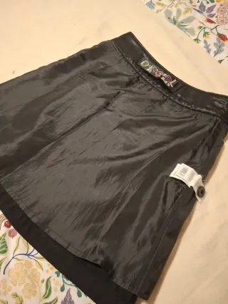 Falda Desigual Negra con Detalles