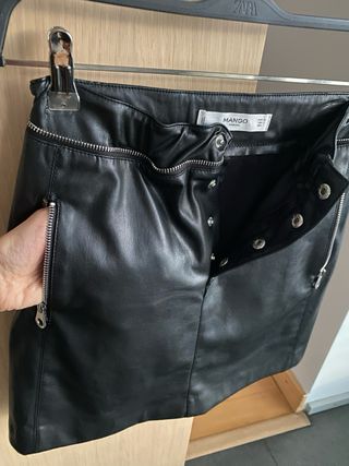 Falda Mango efecto piel negra