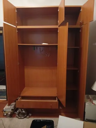 Armario de madera color miel