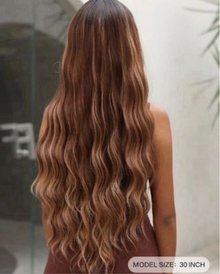 Peluca marrón con mechas rubias y flequillo