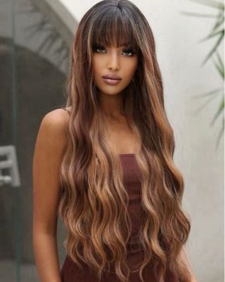 Peluca marrón con mechas rubias y flequillo