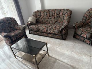 Sofá y mesa de centro floral