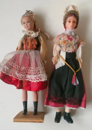 Lote 2 bambole vestite con costumi regionali