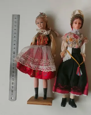 Lote 2 bambole vestite con costumi regionali
